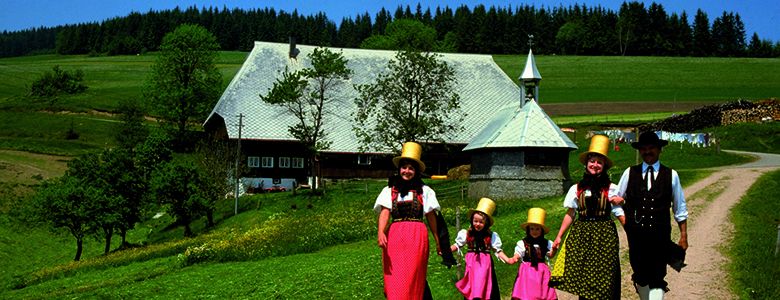 1055-Trachtenfamilie im Schwarzwald
