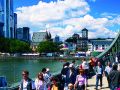 1051-Eiserner Steg mit Skyline