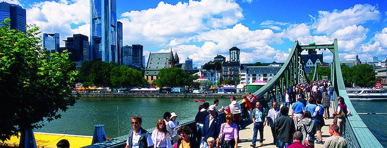 1051-Eiserner Steg mit Skyline
