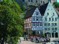 Platz am Tiergärtnertor mit Fachwerkhäusern, Giebel des Pilatushauses und Burg